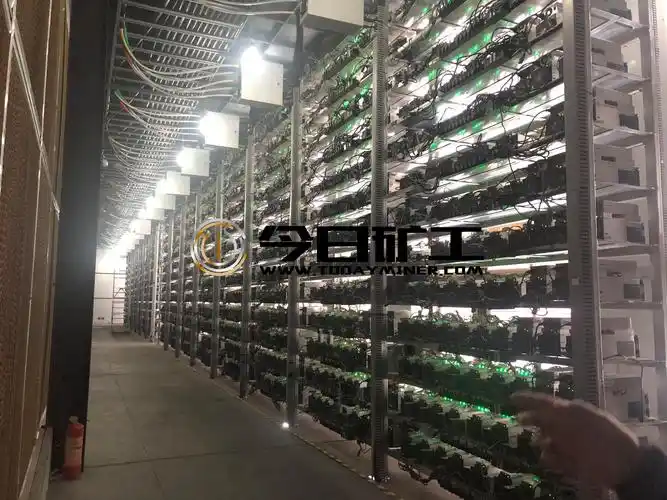 An intricate view of the AvalonMiner M70S hardware, highlighting its robust design for efficient cryptocurrency extraction